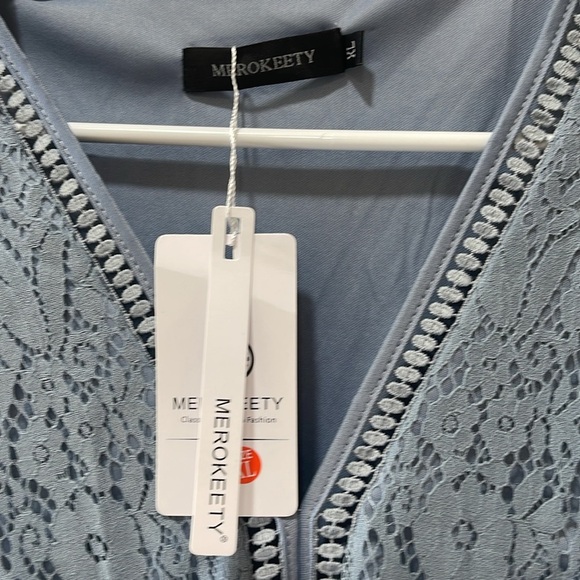 Elegant Lace Dress in Light Blue - Picture 5 of 9